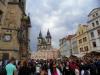 links die Prager Rathausuhr und in der Mitte die gotischen Teynkirche, Altstädter Ring in Prag